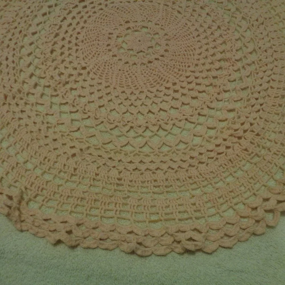 RETRO VINTAGE PRETTY IN PEACH 1950S HAND CROCHETED ROUND SM TABLECLOTH OR DOILY